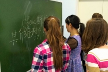Преподаватель из Китая Синь-Синь учила школьников, как написать свое имя на китайском